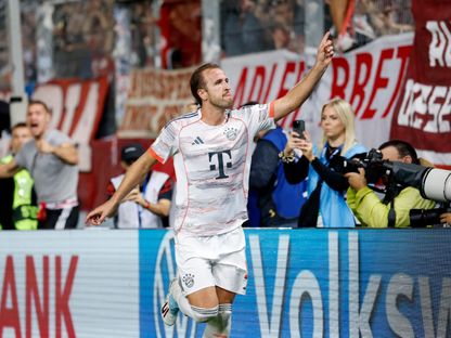 هاري كين مهاجم بايرن ميونيخ يحتفل بهدف الفوز على فيهين فيزبادن في كأس ألمانيا - 27 أغسطس 2025 - Reuters