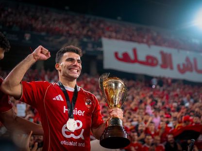 أحمد سيد "زيزو" لاعب الأهلي يحتفل بالتتويج بكأس السوبر المصرية على حساب الزمالك - 9 نوفمبر 2025 - X/@AlAhly