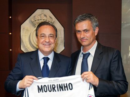 جوزيه مورينيو خلال حفل تقديمه لتدريب ريال مدريد مع رئيس النادي فلورنتينو بيريز - 31 مايو 2010 - Reuters