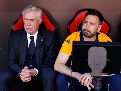 المدرب كارلو أنشيلوتي ونجله ومساعده دافيدي خلال لقاء ريال مدريد وإشبيلية بالدوري الإسباني - 18 مايو 2025 - Reuters
