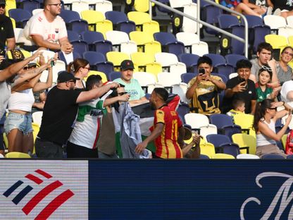 يوسف بلايلي نجم الترجي الرياضي يحتفل مع الجمهور بتسجيل هدف في مرمى لوس أنجلوس الأميركي بكأس العالم للأندية - 20 يونيو 2025 - Reuters
