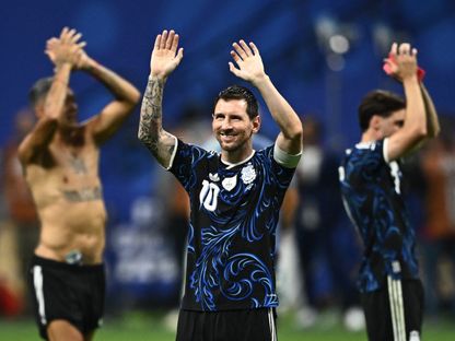 ليونيل ميسي قائد الأرجنتين يحتفل مع الجماهير بعد التأهل لنهائي كأس العالم - 15 يوليو 2026 - Reuters