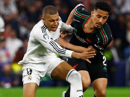 وليام ساليبا مدافع أرسنال في صراع على الكرة مع كيليان مبابي مهاجم ريال مدريد في إياب ربع نهائي دوري أبطال أوروبا - 16 أبريل 2025 - Reuters