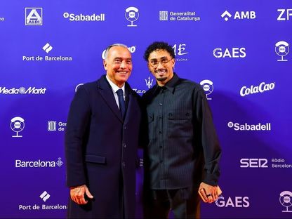 رافينيا لاعب برشلونة رفقة رافا يوستي خلال تكريمه بجائزة توريسكي لأفضل رياضي في العام - 9 فبراير 2026 - as.com