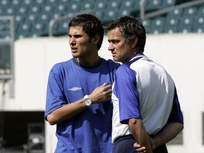 أدريان موتو وجوزيه مورينيو خلال تدريب لتشيلسي - 1 أغسطس 2004 - Action Images / Darren Walsh Livepic