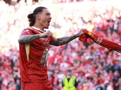 احتفال داروين نونيز بتتويج ليفربول بلقب الدوري الإنجليزي الممتاز بعد اكتساح توتنهام هوتسبير - 27 أبريل 2025 - Reuters
