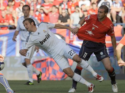 والتر باندياني ورافاييل فان دي فارت خلال مباراة بين أوساسونا وريال مدريد - 31 مايو 2009 - Reuters