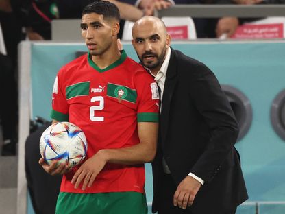 مدرب المغرب وليد الركراكي وأشرف حكيمي خلال مباراة ضد إسبانيا في كأس العالم 2022 - 6 ديسمبر 2022 - REUTERS