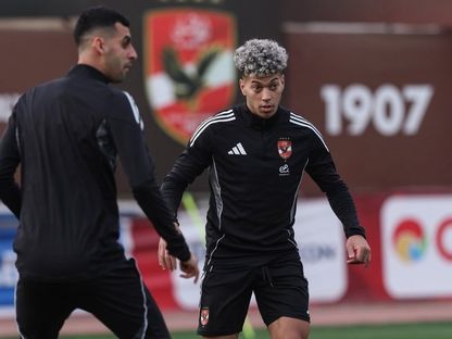 إمام عاشور (يمين) يوسف بلعمري خلال مران الأهلي قبل لقاء الجيش الملكي - 13 فبراير 2026 - X/@AlAhly