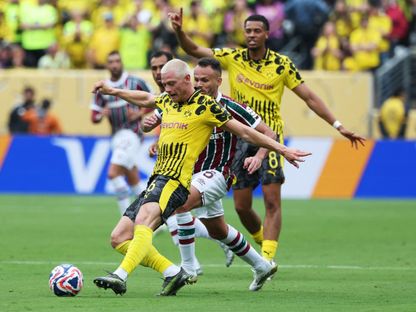 يوليان ريرسون لاعب دورتموند في صراع على الكرة مع رينيه لاعب فلومينينسي - 17 يونيو 2025 - Reuters