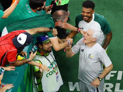 هوغو بروس مدرب جنوب إفريقيا يحتفل مع الجماهير بالتأهل إلى دور 32 في كأس العالم - 25 يونيو 2026 - Reuters