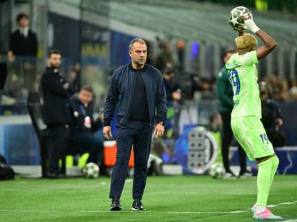 هانزي فليك مدرب برشلونة خلال مواجهة إنتر ميلان في إياب نصف نهائي دوري أبطال أوروبا - 6 مايو 2025 - Reuters