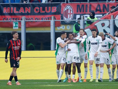 أرمان لوريانتيه يحتفل مع لاعبين من ساسولو بتسجيل هدف في مرمى ميلان - 14 ديسمبر 2025 - REUTERS