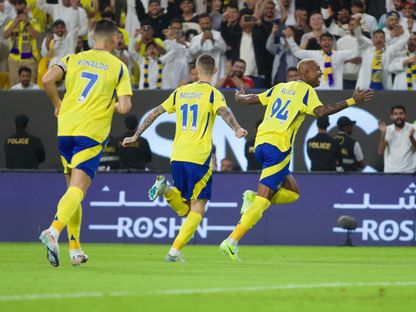 لاعبو النصر يحتفلون بتسجيل هدف في مرمى الهلال بديربي الرياض في الدوري السعودي - 1 نوفمبر 2024 - X/@aawsat_spt