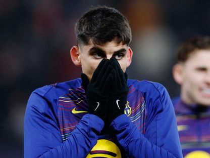 مدافع برشلونة جيرارد مارتن خلال تدريبات الفريق - Reuters