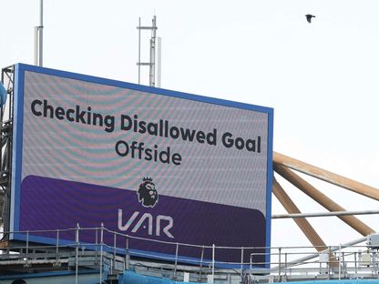 مراجعة تقنية الفيديو لهدف مشكوك في صحته من تسلل خلال مباراة تشيلسي وإيفرتون على ملعب ستامفورد بريدج في الدوري الإنجليزي - 26 أبريل 2025 - Reuters