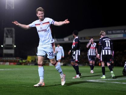 لاعب برينتفورد ناثان كولينز يحتفل بالتسجيل أمام غريمسبي في الدور الرابع من كأس الرابطة الإنجليزية المحترفة- 28 أكتوبر 2025 - Reuters