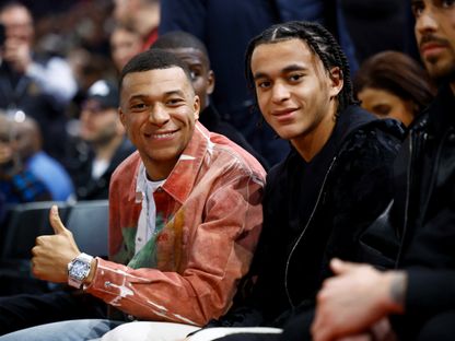 كيليان وإيثان مبابي قبل مباراة في كرة السلة بين بروكلين نتس وكليفلاند كافالييرز - 11 يناير 2024 - REUTERS