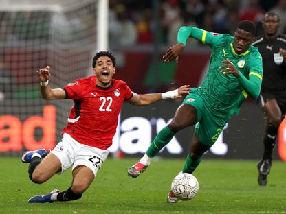 عمر مرموش مهاجم مصر في صراع على الكرة مع مامادو سار مدافع السنغال في نصف نهائي كأس الأمم الإفريقية - 14 يناير 2026 - Reuters
