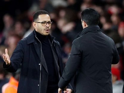 مدرب تشيلسي ليام روسينيور يصافح أرتيتا بعد الخسارة من أرسنال في الدوري الإنجليزي - 1 مارس 2026 - Reuters