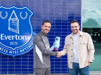 جاك غريليش جناح إيفرتون مع جائزة أفضل لاعب بالدوري الإنجليزي الممتاز في أغسطس - 12 سبتمبر 2025 - evertonfc.com