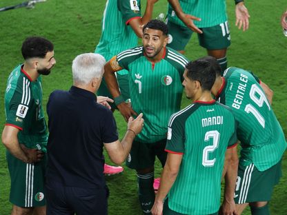 فلاديمير بيتكوفيتش رفقة رياض محرز وعيسى ماندي وريان آيت نوري ونبيل بن طالب خلال مباراة الأرجنتين والجزائر بكأس العالم - 17 يونيو 2026 - Reuters