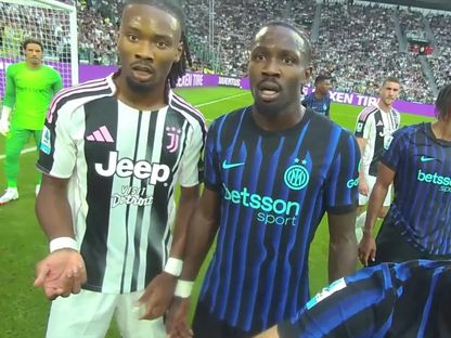 ماركوس تورام لاعب يوفنتوس وشقيقه خيفرين لاعب إنتر خلال ديربي إيطاليا - 13 سبتمبر 2025 - x@SerieA_AR