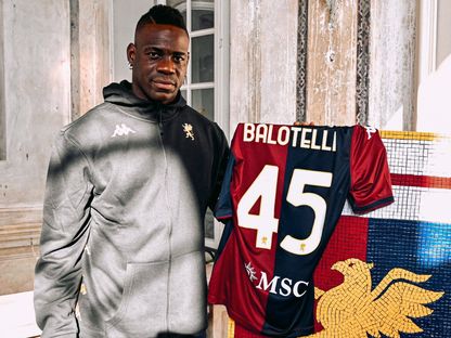 ماريو بالوتيلي بعد تقديمه كلاعب في جنوة - 28 أكتوبر 2024 - X/GenoaCFC