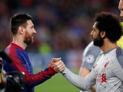 محمد صلاح لاعب ليفربول يسلم على ليونيل ميسي اللاعب السابق لبرشلونة - REUTERS