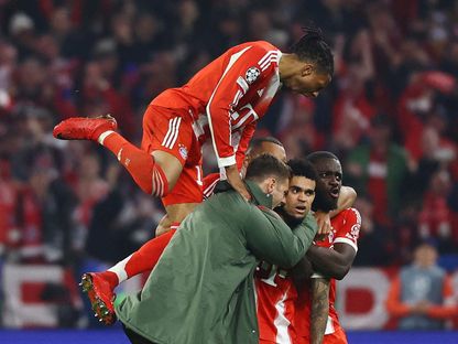 لاعبون من بايرن ميونيخ يحتفلون بهدف ثالث في مرمى ريال مدريد سجله لويس دياز بدوري أبطال أوروبا - 15 أبريل 2026، - REUTERS