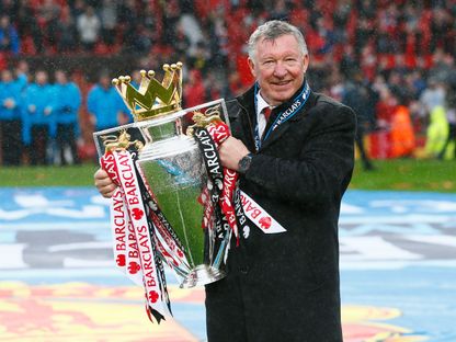 مدرب مانشستر يونايتد السير أليكس فيرغسون يحمل كأس الدوري الإنجليزي الممتاز - 12 مايو 2013 - Action Images / Jason Cairnduff