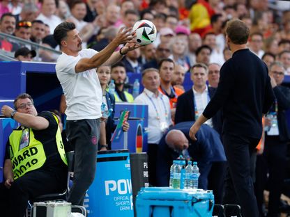 ساندرو فاغنر مساعد مدرب ألمانيا يوليان ناغلسمان (يمين) خلال مباراة ضد إسبانيا في "يورو 2024" - 5 يوليو 2024 - Reuters