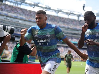 كيليان مبابي وأنطونيو روديغر ثنائي ريال مدريد أثناء تمارين الإحماء قبل مواجهة باريس سان جيرمان في نصف نهائي كأس العالم للأندية - 9 يوليو 2025 - Reuters