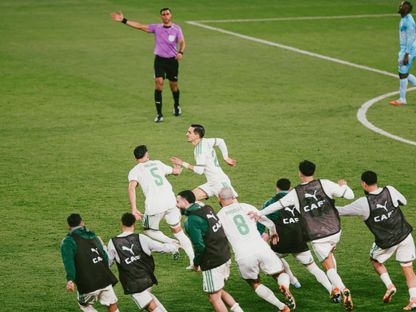 فرحة عادل بولبينة ولاعبو منتخب الجزائر بهدف التأهل ضد الكونغو الديمقراطية بكأس أمم إفريقيا - 6 يناير 2026 - X/CAF_Online