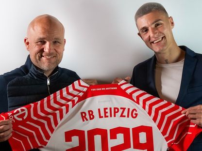 مهاجم لايبزيغ سيسكو بعد تجديد عقده مع لايبزيغ حتى 2029 - 12 يونيو 2024 - X/@RBLeipzig