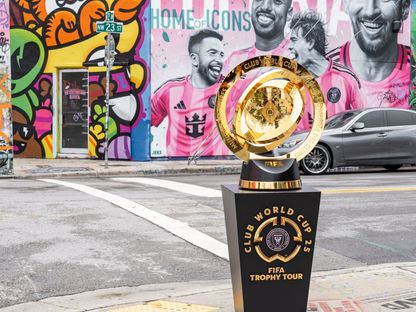 مجسم كأس العالم للأندية وخلفه جدارية لنجوم إنتر ميامي الأمريكي - 5 يونيو 2025 - X/InterMiamiCF