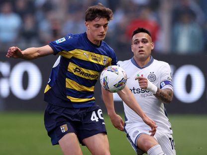 جيوفاني ليوني في صراع مع لاوتارو مارتينيز خلال مباراة بارما وإنتر ميلان بالدوري الإيطالي - 5 أبريل 2025 - Reuters