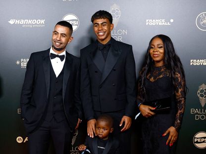 لاعب برشلونة الإسباني لامين يامال مع عائلته خلال حفل الكرة الذهبية في باريس - 28 أكتوبر  2024 - ٌReuters