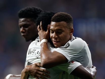 كيليان مبابي يحتفل مع فينيسيوس جونيور بهدفه الثاني في مباراة ريال مدريد وريال أوفييدو بالدوري الإسباني - 24 أغسطس 2025 - X/realmadrid