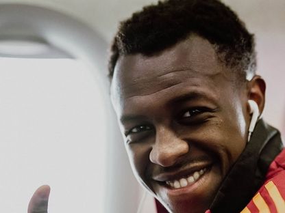 سعود عبد الحميد أثناء السفر مع روما إلى ألمانيا لمواجهة كايزرسلاوترن - 25 يوليو 2025 - X/@ASRomaArabic