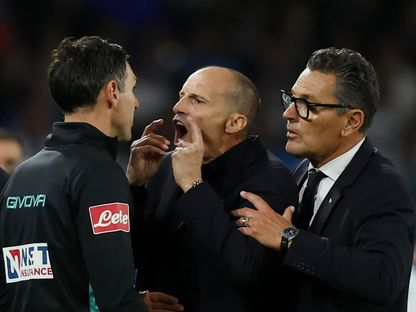 مدرب نابولي ماسيميليانو أليغري يحتج أمام الحكم الرابع بعد أن أشهر الحكم أندريا كولومبو البطاقة الحمراء في وجهه ضد روما - 24 أكتوبر 2026 - Reuters