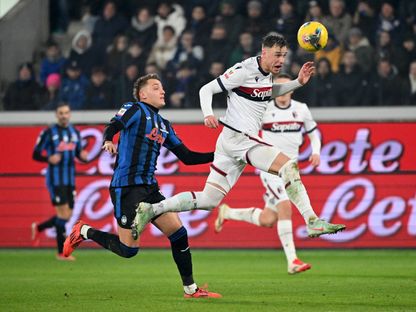 سام بيوكيما يتفوّق على ماتيو ريتيغي خلال مباراة بين بولونيا وأتالانتا في كأس إيطاليا - 4 فبراير 2025 - Reuters