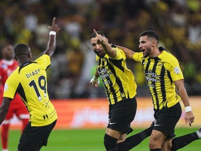 كريم بنزيما يحتفل مع حسام عوار وموسى ديابي بتسجيله هدفاً للاتحاد في مرمى الوحدة - 15 سبتمبر 2023 - X/@Benzema