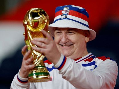 مشجع إنجليزي يحمل كأس العالم خلال مباراة إنجلترا وويلز الودية في نوفمبر 2025 بملعب ويمبلي - reuters