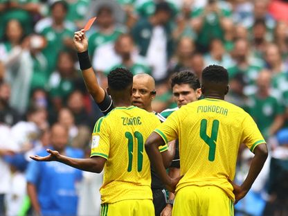 لحظة طرد تيمبا زواني لاعب جنوب إفريقيا أمام المكسيك في افتتاح كأس العالم - 11 يونيو 2026 - Reuters