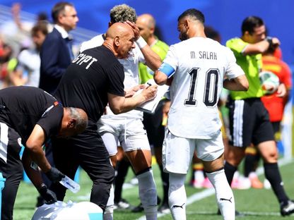 محمد صلاح يحصل على تعليمات من حسام حسن في مباراة مصر وبلجيكا بكأس العالم - 15 يونيو 2026 - reuters