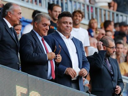 رونالدو نازاريو رئيس بلد الوليد بجوار جوان لابورتا رئيس برشلونة خلال مواجهة بين الفريقين بالدوري الإسباني - 28 أغسطس 2022 - Reuters