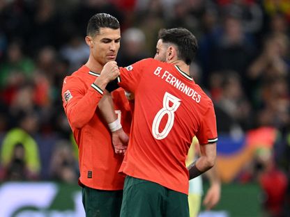 كريستيانو رونالدو لاعب منتخب البرتغال يسلم شارة القيادة إلى برونو فيرنانديز في نهائي دوري الأمم الأوروبية أمام إسبانيا - 8 يونيو 2025 - Reuters