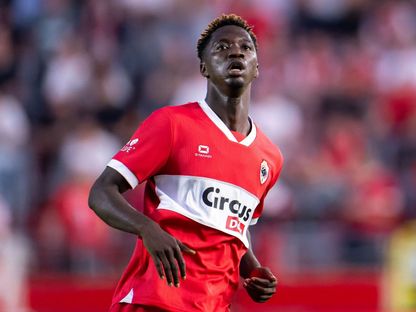 لاعب الوسط المالي محمدو دومبيا نجم نادي رويال أنتويرب البلجيكي - - X/@@sachatavolieri