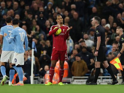 فيرجيل فان دايك مدافع ليفربول يسخر من إلغاء هدفه أمام مانشستر سيتي في الدوري الإنجليزي الممتاز - 9 نوفمبر 2025 - Reuters
